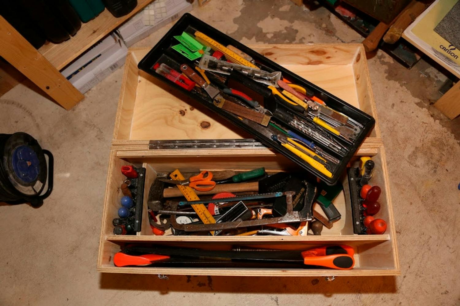 Værktøjskasse træ: Værktøjskassen i træ er stor og rummelig og med plads til det meste. Værktøjskasse træ: Værktøjskassen i træ er stor og rummelig og med plads til det meste.